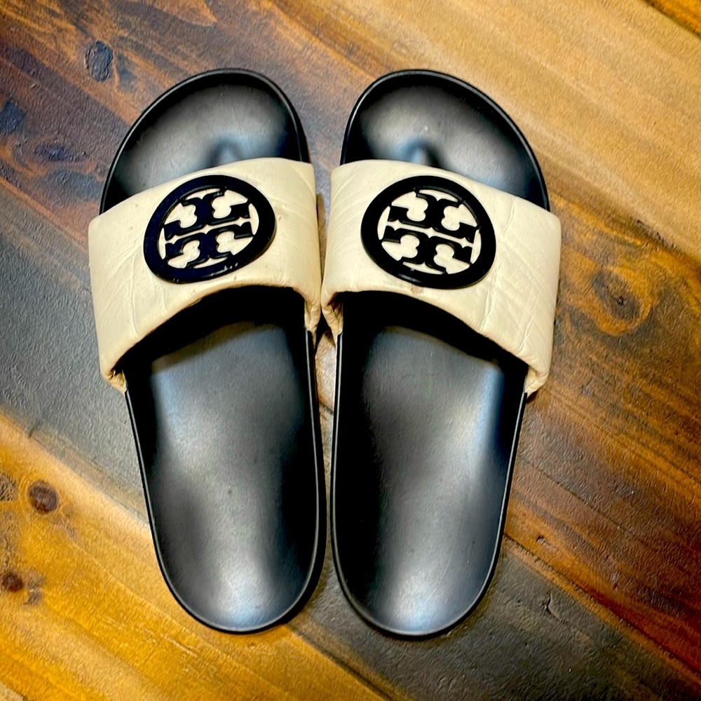 Cute slip on slides perfect for summer or a beach day.